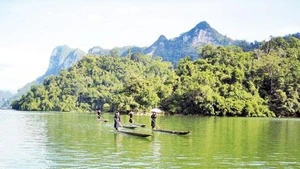 Du thuyền độc mộc trên hồ Ba Bể.