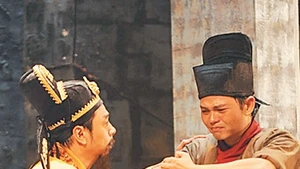 Nghệ sĩ Trung Hiếu vào vai Lý Thường Kiệt trong vở Tình sử ngàn năm.