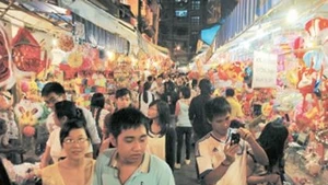 Con đường luôn đông nghẹt vào mỗi buổi tối.