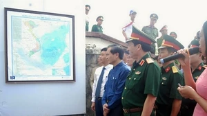 Các đại biểu tham quan triển lãm.