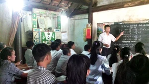 Mái nhà thắp lên ngọn lửa hiếu học cho các em. Ảnh: BÙI THỌ
