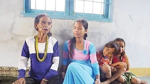 Bà Katơr Thị Sính và cô cháu gái hát sử thi. 