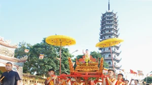 Nghi lễ rước tượng Phật trong ngày Phật đản tại chùa Bằng (Hà Nội). Ảnh: DUY LINH 