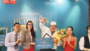 Kenji Tam đứng thứ hai, từ phải sang.