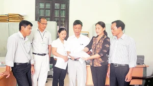 Cán bộ Ủy ban MTTQ phường Giang Biên (quận Long Biên) thảo luận việc triển khai giám sát, nhận xét đảng viên hai chiều tại nơi cư trú. Ảnh: TUỆ PHƯƠNG