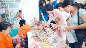 Gian hàng những sản phẩm do nạn nhân nhiễm chất độc da cam /đi-ô-xin sản xuất luôn được công chúng ủng hộ.