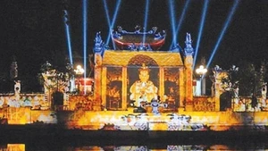 Tiền môn của ngôi đền trở thành "phông" biểu diễn nghệ thuật laze