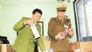 Lực lượng liên ngành Ban Chỉ đạo 389 Hà Nội kiểm tra lô rượu nhập ngoại không rõ nguồn gốc. Ảnh: TRẦN VIỆT
