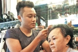 Hiếu bên người má bị bệnh nặng của mình.