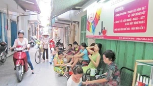 Người trong hẻm làm đẹp cho người trong hẻm (ảnh chụp tại hẻm 51/10, đường Cao Thắng, Quận 3, TP Hồ Chí Minh).