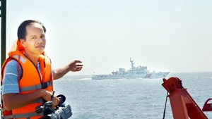 Thiếu tá Lê Văn Chương đang tác nghiệp trên vùng biển Tri Tôn (Hoàng Sa) tháng 5-2014. Ảnh: VĂN LÊ