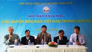 Đại diện lãnh đạo tỉnh, Hội Khoa học lịch sử Việt Nam và các ban, ngành liên quan chủ trì tại hội thảo.