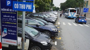 Thu phí đỗ xe vẫn còn nhiều điểm bất cập.