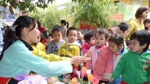 Học sinh Trường Mẫu giáo số 10 (Ba Đình - Hà Nội) vui thích tham gia phiên chợ tổ chức tại trường.