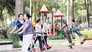 Dụng cụ luyện tập được lắp đặt tại Công viên Gia Ðịnh.