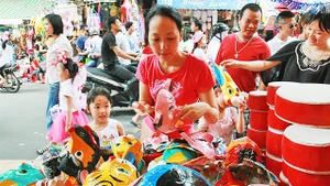 Vẫn còn nhiều người quan tâm đến đồ chơi Trung thu truyền thống. Ảnh: MINH LÊ