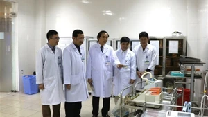 Bác sĩ Nguyễn Viết Đồng (đứng giữa) luôn sâu sát kiểm tra, đôn đốc công việc của bệnh viện.
