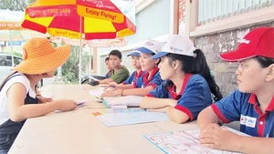 Tại nhà ga, bến xe, đường phố, cổng trường... luôn có lực lượng áo xanh tình nguyện túc trực để đưa đón thí sinh đến địa điểm thi, tìm nhà trọ giá rẻ, tư vấn kinh nghiệm... hoàn toàn miễn phí.