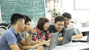 GS Phan Xuân Minh đang hướng dẫn những sinh viên Kỹ sư tài năng của ĐH Bách khoa Hà Nội.