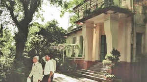 Đại tướng đi từ phòng nghỉ đến phòng làm việc (30 Hoàng Diệu, Hà Nội). Ảnh: Trần Hồng
