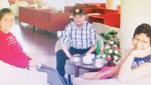 LM (nhân vật che mặt) gặp nhà báo Thu Trang và Mr Man ở Việt Nam sau khi được giải cứu.