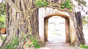 Cổng làng cổ ở Yên Cốc (Hà Nội).