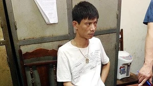 Tú "khỉ" cùng tang vật sau khi bị bắt.