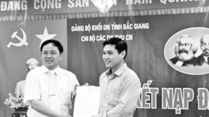 "Muốn làm việc được với doanh nghiệp, mình phải hiểu, chia sẻ ùng họ" - Đồng chí Nguyễn Xuân Vượng (trái) luôn tâm niệm.