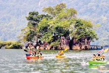 Chèo kayak trên thắng cảnh hồ Ba Bể. (Ảnh: HƯƠNG DỊU)