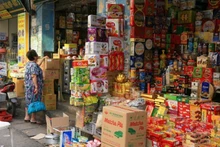Người dân mua bánh, kẹo tại cửa hàng trên phố Hàng Giấy, Hà Nội. (Ảnh TUỆ NGHI)
