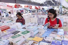 Những ngày hội sách quốc gia luôn thu hút sự quan tâm của giới trẻ. (Ảnh: QUANG VINH)