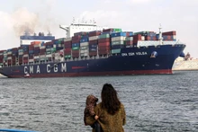 Một tàu chở hàng di chuyển trên Kênh đào Suez ở tỉnh Ismailia, Ai Cập, ngày 13/1/2024. (Ảnh: XINHUA)