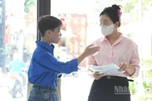 Đoàn viên thanh niên hỗ trợ người dân tại Trung tâm Phục vụ hành chính công ở phường Hải Châu. (Ảnh: ANH ĐÀO)