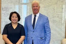 Đại sứ Việt Nam tại Hy Lạp Phạm Thị Thu Hương và ông Yianis Trepeklis, Thống đốc vùng quần đảo Ionian. (Ảnh: Đại sứ quán Việt Nam tại Hy Lạp)