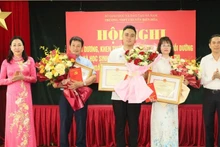 Phó Bí thư Thường trực Tỉnh ủy và Phó Chủ tịch Ủy ban nhân dân tỉnh Hà Nam tặng hoa, Bằng khen của Chủ tịch Ủy ban nhân dân tỉnh cho giáo viên bồi dưỡng và học sinh đoạt Huy chương Vàng Olympic Hóa học quốc tế.