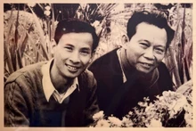 Nhà báo Cao Kim, tức Kim Toàn (bên trái) và nhà báo Hồng Châu, tức Thép Mới. (Ảnh BẢO TÀNG BÁO CHÍ VIỆT NAM)