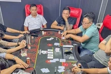 Lực lượng công an triệt phá sòng Poker tại thành phố Cần Thơ. (Ảnh: TTXVN)