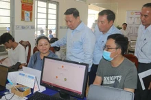 Thứ trưởng Tư pháp Nguyễn Thanh Ngọc (đứng ngoài cùng bên trái) khảo sát việc thực hiện chính quyền 2 cấp ở Cần Thơ. (Ảnh: ĐÌNH THƯƠNG)