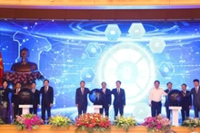 Thủ tướng Phạm Minh Chính cùng lãnh đạo các bộ, ngành bấm nút khai trương Cổng Pháp luật quốc gia. (Ảnh: TL)