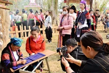 Khách du lịch hào hứng khám phá không gian văn hóa đồng bào các dân tộc thiểu số tại Điện Biên. (Ảnh: LÊ LAN)