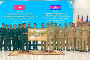 Lãnh đạo Ban Chỉ huy Bộ đội Biên phòng tỉnh Đồng Tháp trao quà lưu niệm tặng Ty Công an tỉnh Prey Veng.