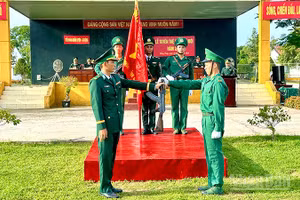 Nghi thức trao vũ khí cho chiến sĩ mới.