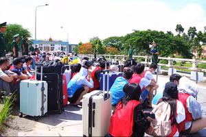 Cán bộ Đồn Biên phòng Cửa khẩu quốc tế Dinh Bà tuyên truyền cho các công dân. (Ảnh: Biên phòng Đồng Tháp).