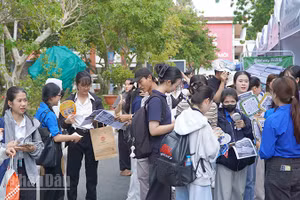 Sinh viên tìm hiểu thông tin về việc làm tại Ngày hội việc làm và kết nối nhà tuyển dụng.