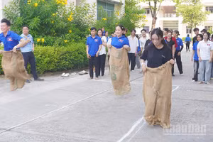 Lưu học sinh cùng tham gia giao lưu trò chơi dân gian.