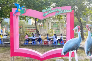 Thí sinh tham gia Hội thi thiếu nhi vẽ tranh theo sách.