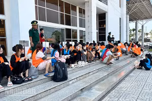 Các công dân Việt Nam do phía Campuchia trao trả, một số trường hợp xuất cảnh trái phép hoặc không có hợp đồng lao động. (Ảnh: HÒA BÌNH)