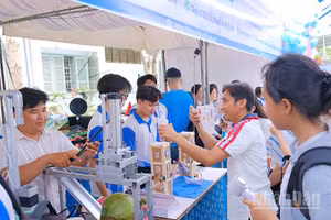 Học sinh tham gia trải nghiệm tại ngày hội giáo dục STEM.