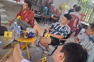 Hiện trường vụ triệt phá tụ điểm đánh bạc và tổ chức đánh bạc dưới hình thức cá độ bóng đá.