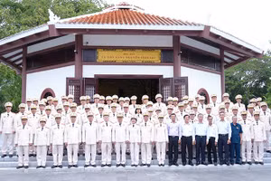 Đại biểu dự Họp mặt truyền thống lực lượng An ninh nhân dân viếng Đền thờ cụ Phó bảng Nguyễn Sinh Sắc, thân sinh Chủ tịch Hồ Chí Minh.